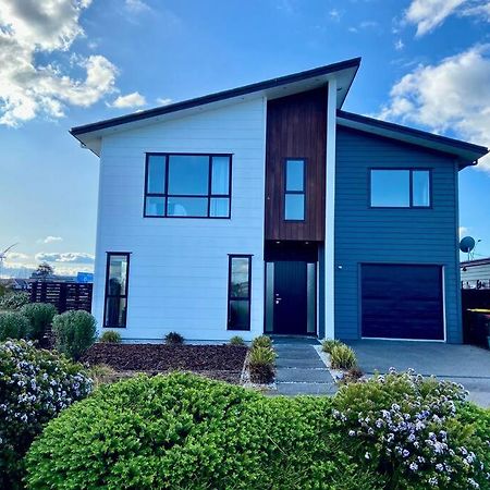 Morden Spacious New House Hamilton Exterior photo