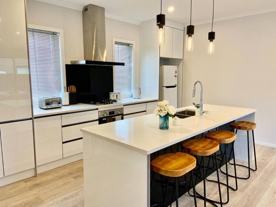 Morden Spacious New House Hamilton Exterior photo