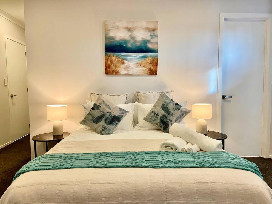 Morden Spacious New House Hamilton Exterior photo