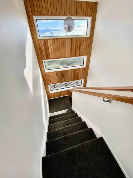 Morden Spacious New House Hamilton Exterior photo