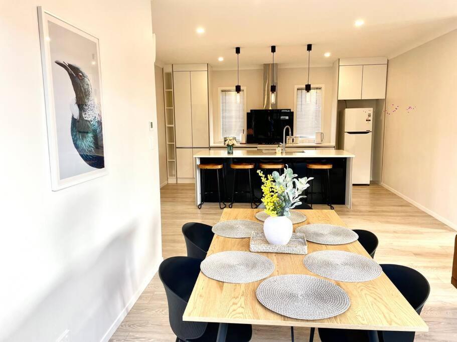 Morden Spacious New House Hamilton Exterior photo